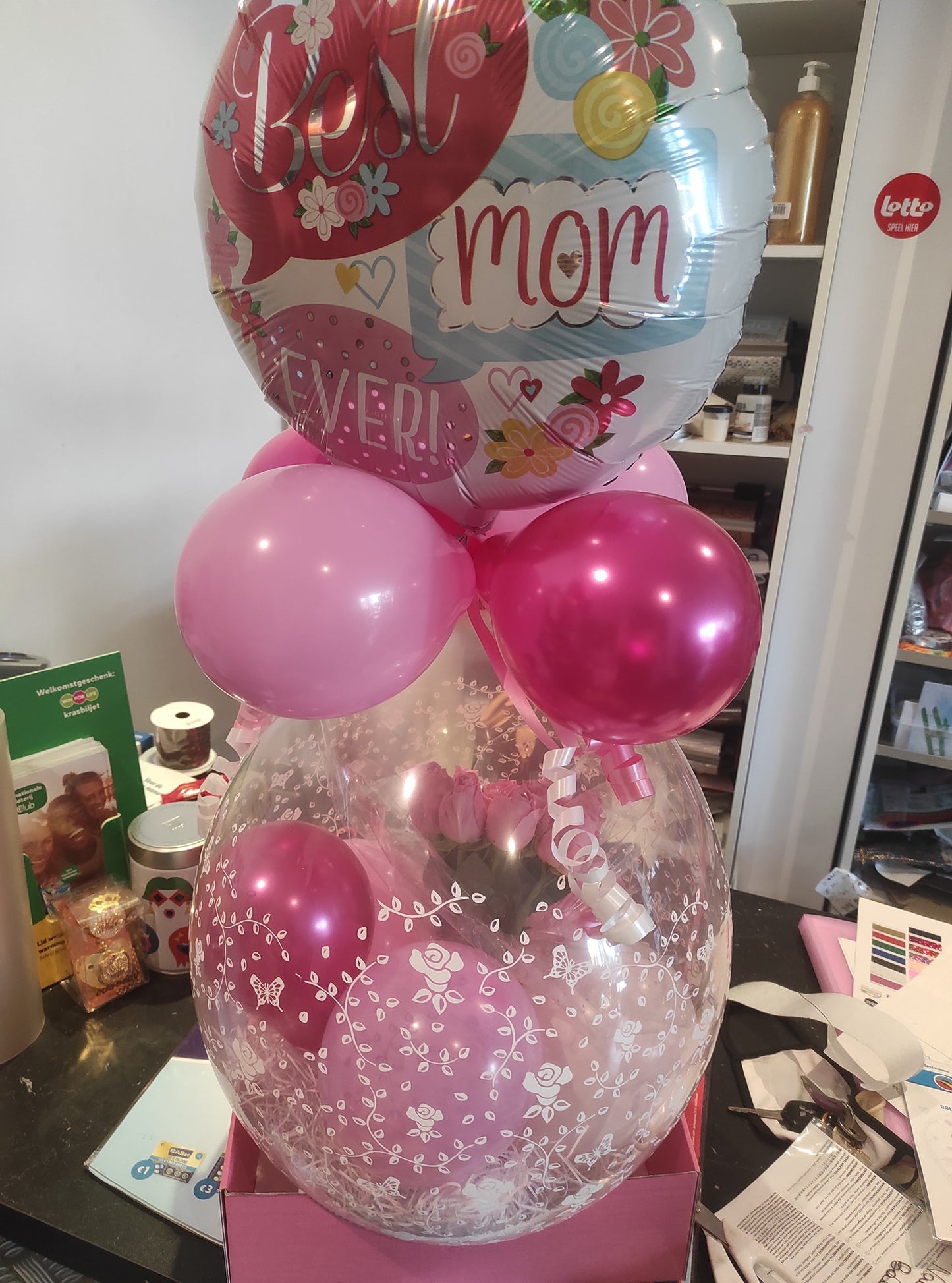 Ballons cadeaux roses pour la fête des mères