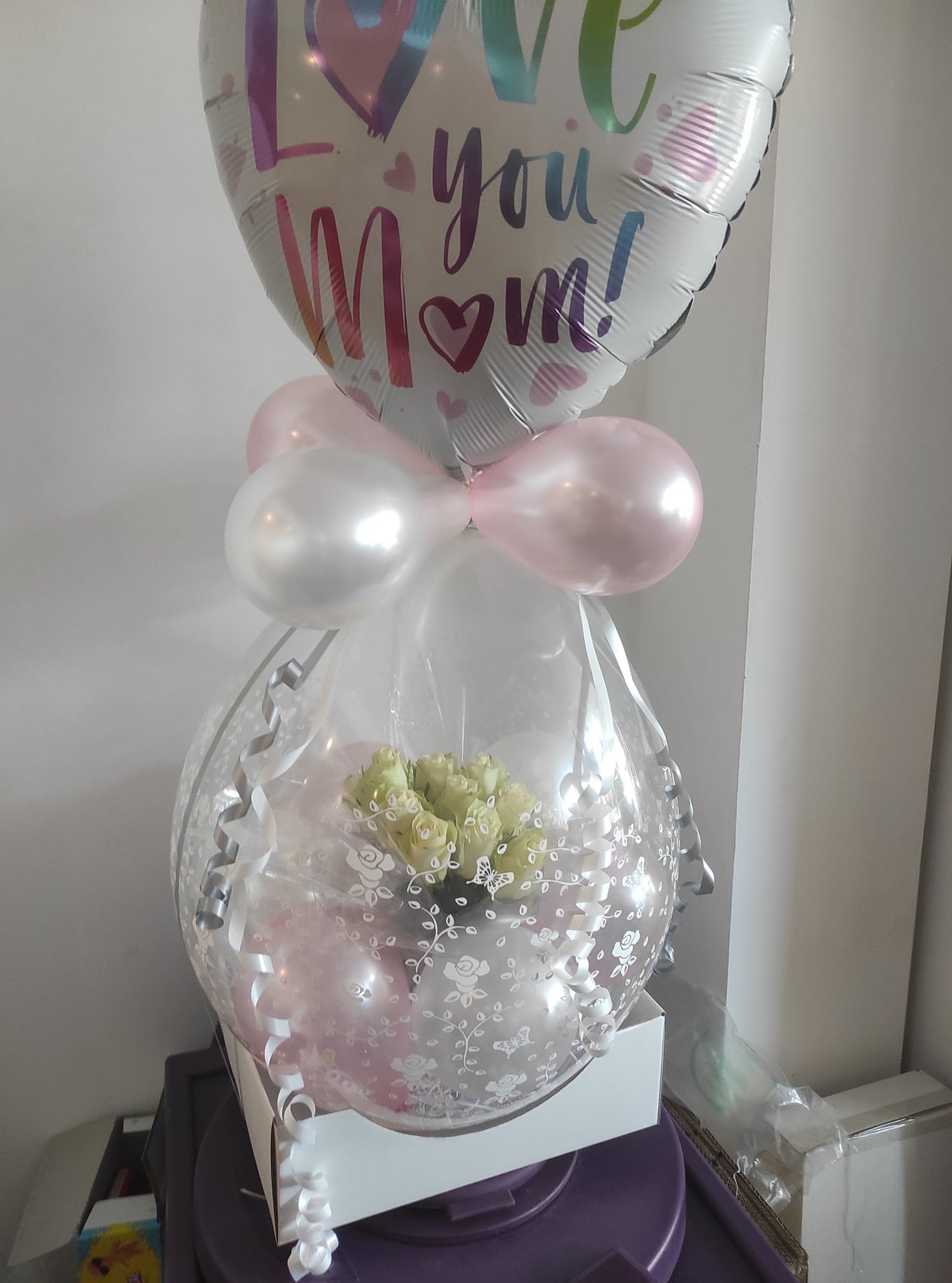 Ballons cadeaux roses pour la fête des mères