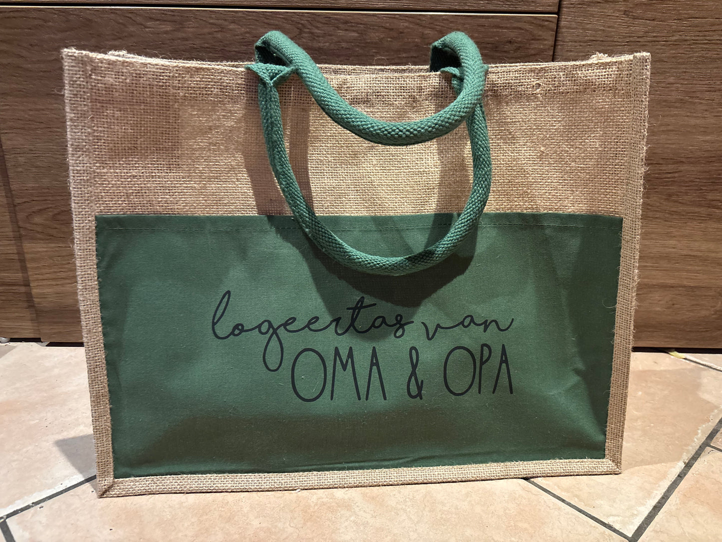 Jute Tas groen | logeertas van Oma & Opa